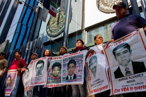 Protestan padres de los 43 normalista en la PGR