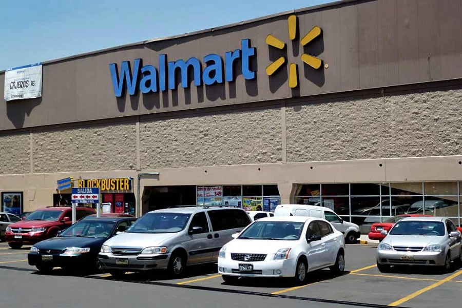 Vehículo es abandonado en el estacionamiento de Walmart Tepic