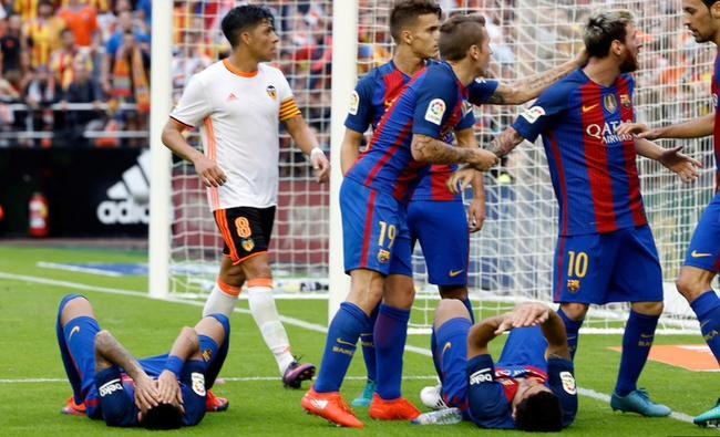 Golpea botella a Neymar en la cabeza