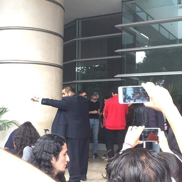 Roger Waters firma autógrafos en hotel de la CDMX
