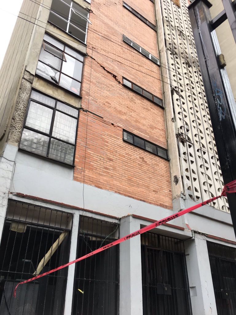 Edificio dañado por el sismo en la colonia Doctores