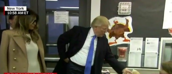 Donald Trump acudió a las urnas acompañado de su esposa