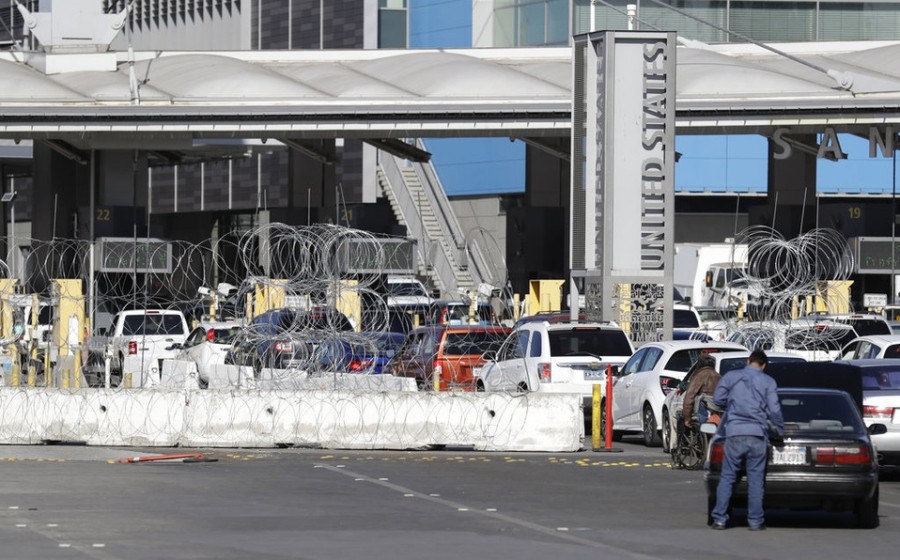 Autoridades de EU cierran cauce del río Tijuana por migrantes