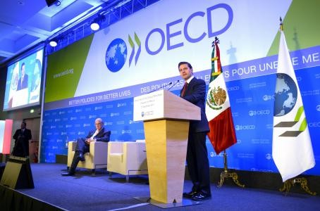 EPN vuelve a ser blanco de burlas por error en discurso ante la OCDE