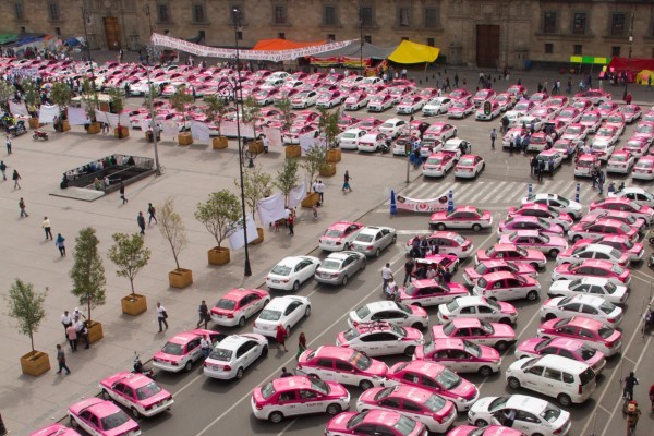 Piden taxistas a AMLO defenderlos ante transnacionales
