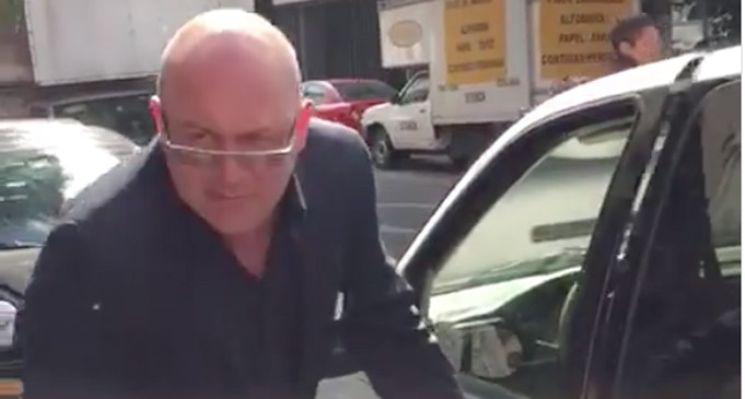 Obstruye con su camioneta rampa para personas con capacidades diferentes, lo nombran LordPelón