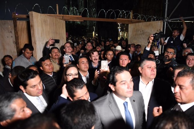 Lanzan gas lacrimógeno a panistas que intentan irrumpir en Palacio Nacional