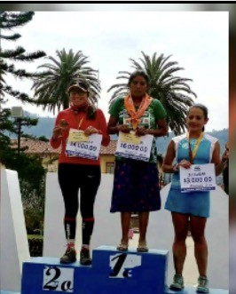 Mujer tarahumara triunfa en megamaratón con sandalias y falda