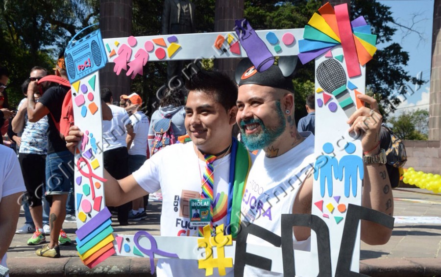 Marchan en defensa de todas las familias