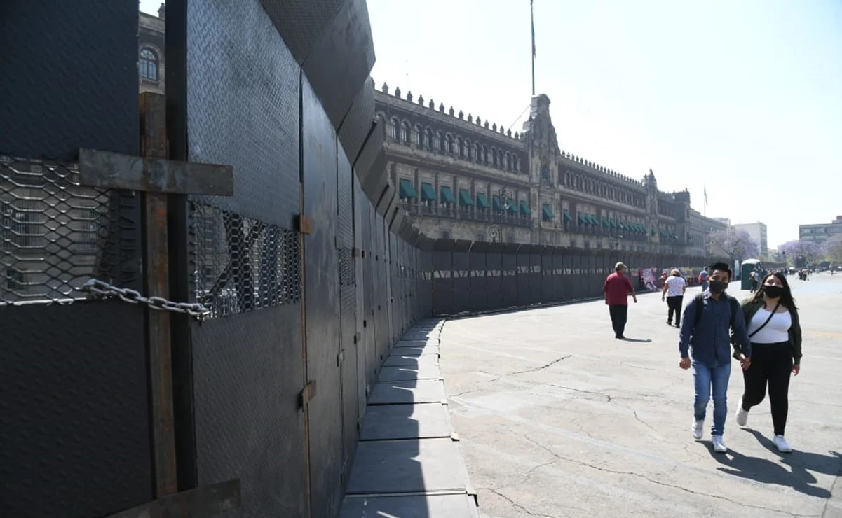 Critican vallas en Palacio Nacional en el marco del 8M