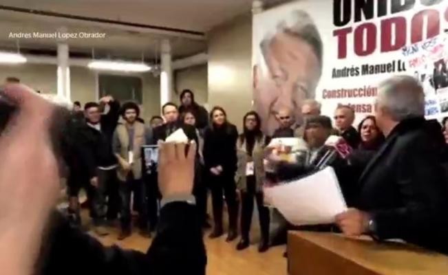 Increpan a Obrador en Nueva York por caso Ayotzinapa