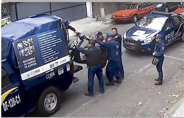 Camioneta de la SSP vuelve a llevarse una motocicleta