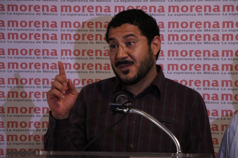 Acude Martí Batres a interponer denuncia en PGR por NAICM