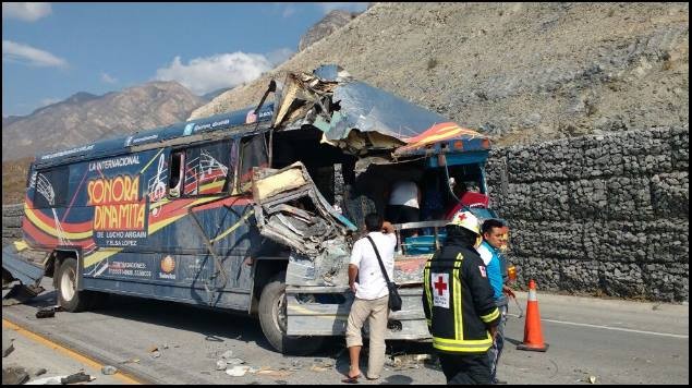Autobús de La Sonora Dinamita choca en la autopista de Saltillo