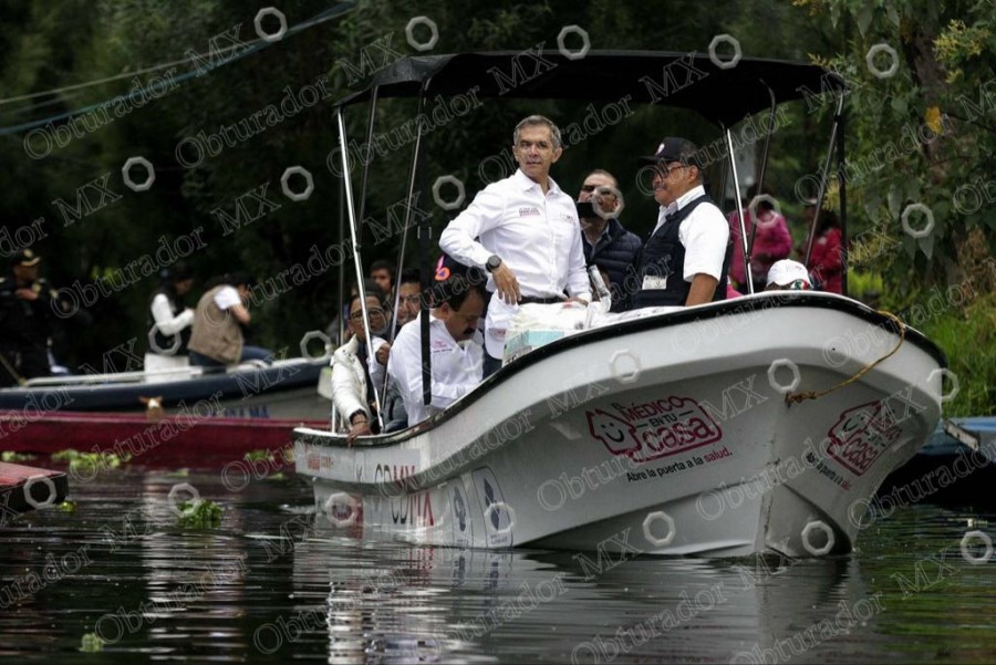 Sale Mancera a pintar calles de Xochimilco