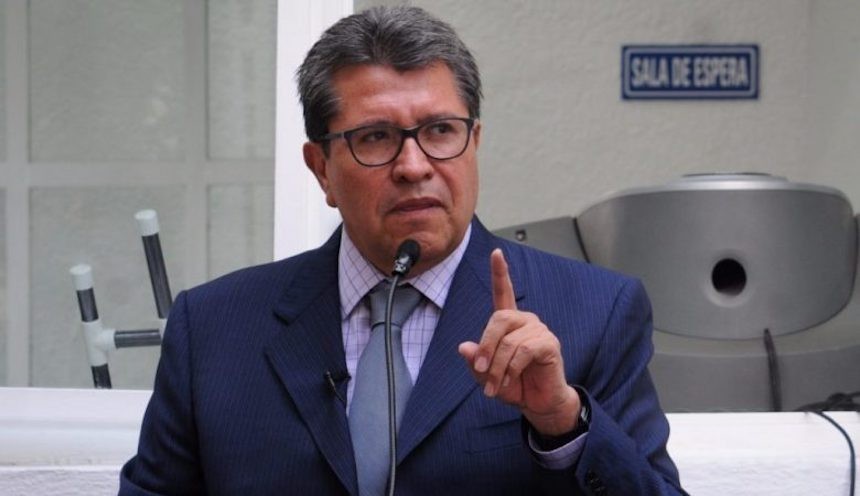 Presenta Ricardo Monreal renuncia, bancada la rechaza
