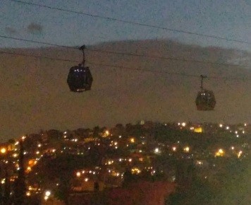 Mexicable suspendido por 20 minutos con pasajeros abordo