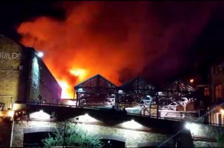Arde en llamas edificio del mercado de Camden en Londres