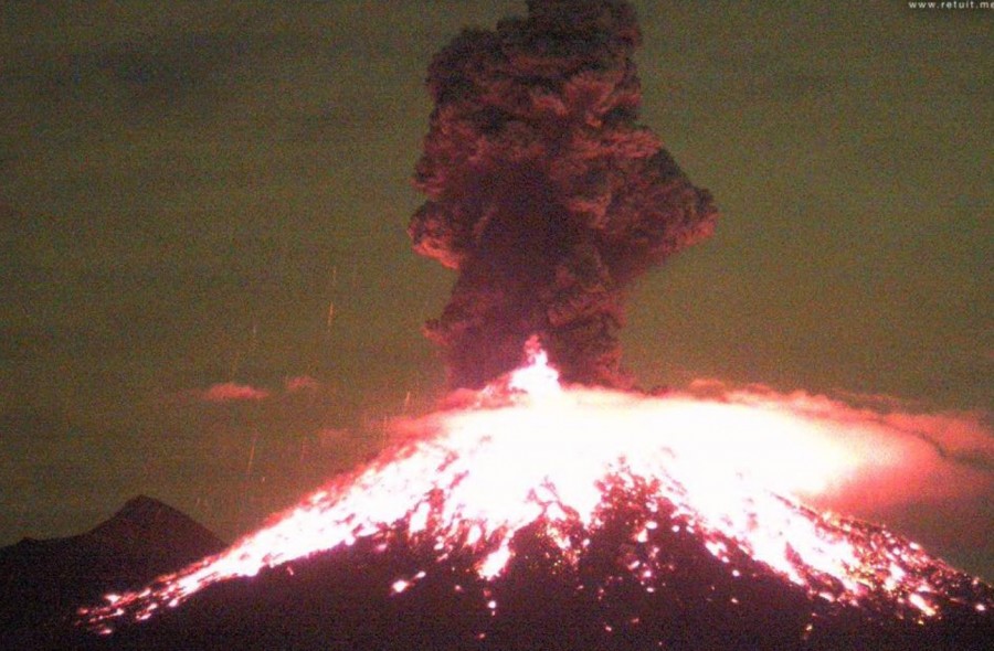 Reportan explosión del volcán de Colima