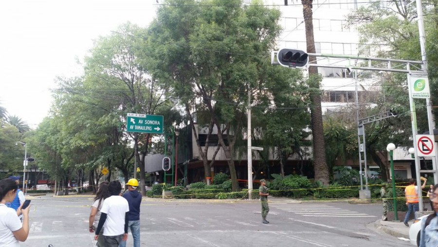Habitantes alertan riesgo de colapso en Plaza Condesa; Protección Civil evalúa edificio