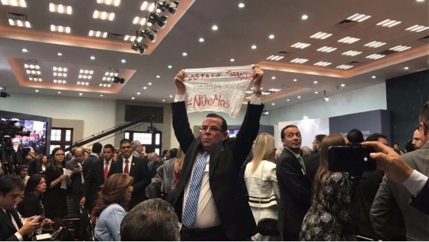 Protesta periodista ante Peña Nieto por violencia contra el gremio