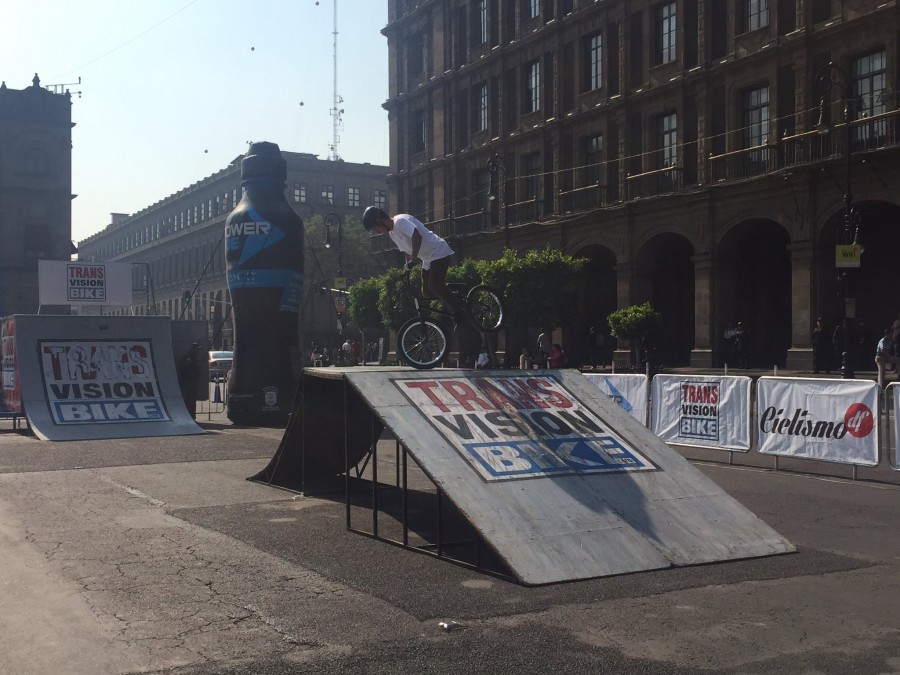Exhibición acrobática de BMX en el Zócalo
