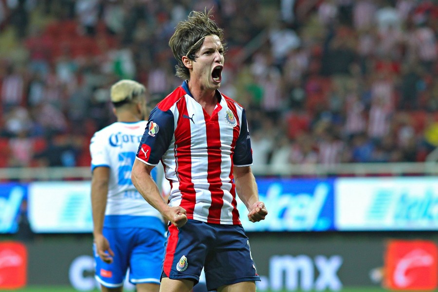Chivas remonta al Puebla en duelo de locos