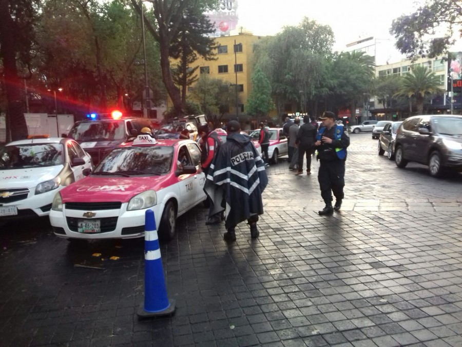 Detienen en operativo 110 taxis ilegales en la CDMX