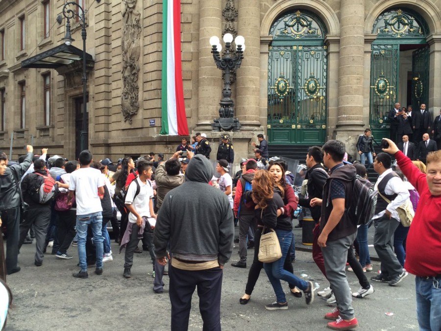 Se enfrentan estudiantes y elementos de  seguridad en la ALDF