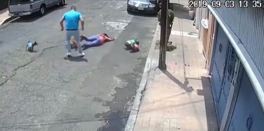 Hombre taclea a mujer por la espalda en la CDMX