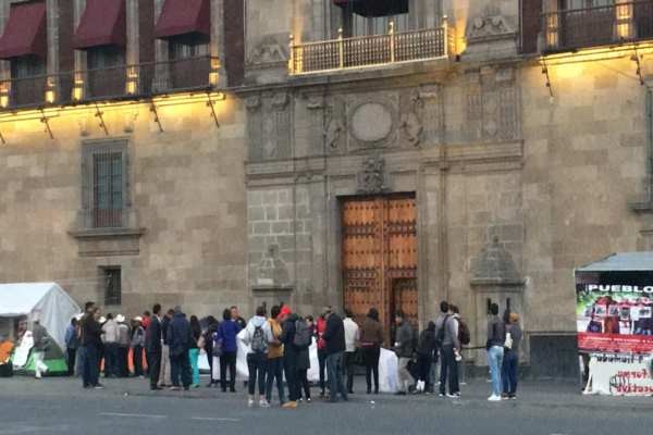 Protestan petroleros e indígenas en Palacio Nacional