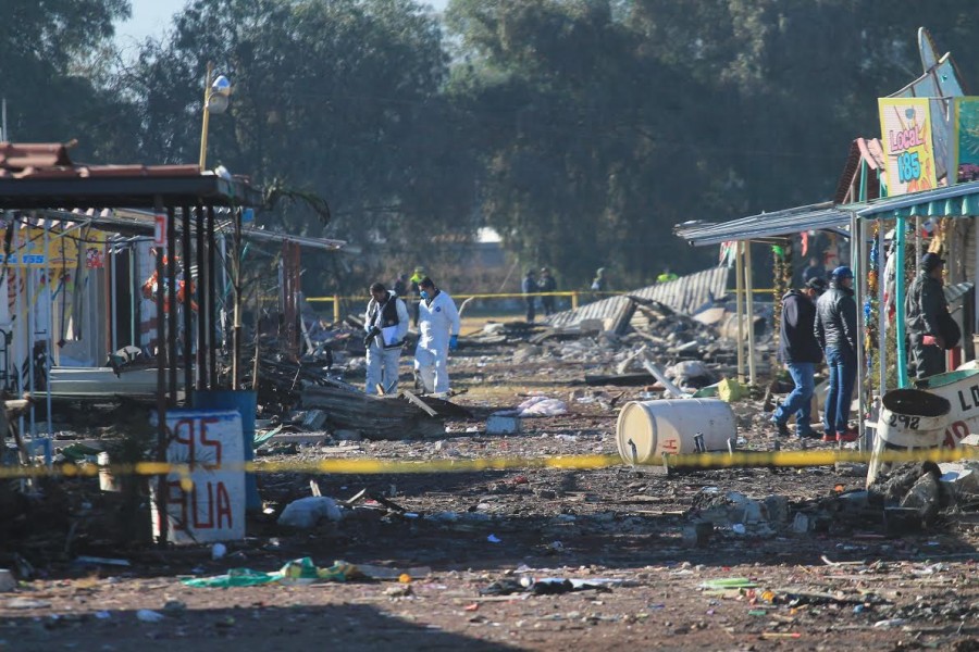 Camina víctima de la explosión del mercado San Pablito hasta el hospital de Tultitlán