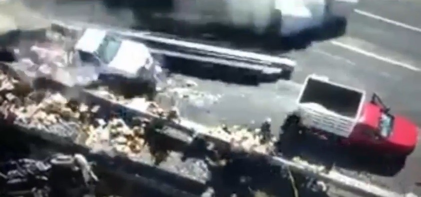 Tráiler sin frenos arrolla a personas y vehículos en la México-Toluca