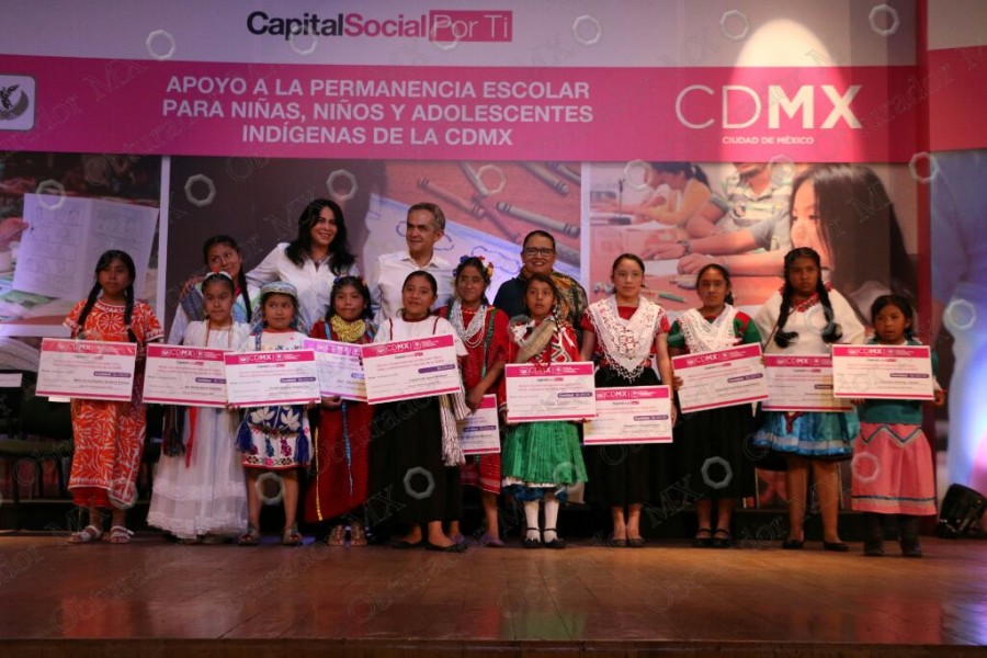 Entregan becas a niÃ±os indÃ­genas de la CdMx