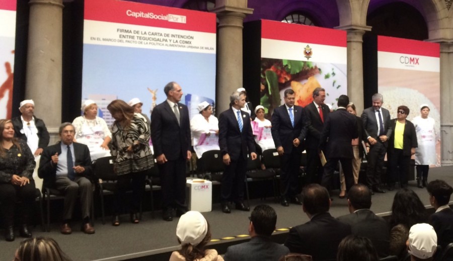 Firma Mancera acuerdo de Milán con alcalde de Tegucigalpa