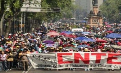 AMLO le pide a maestros no faltar a clases