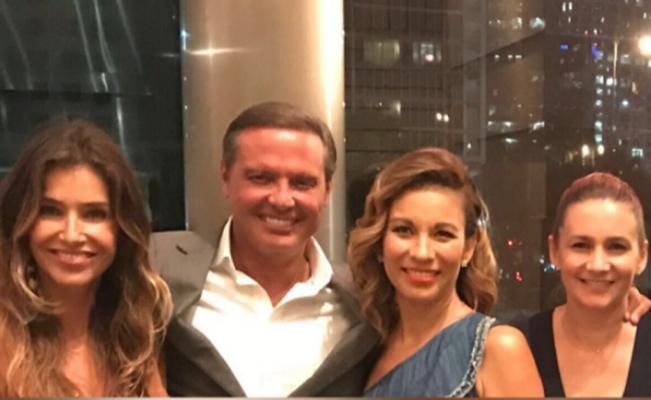 Ingrid Coronado y Maggie Hegyi se toman foto con Luis Miguel