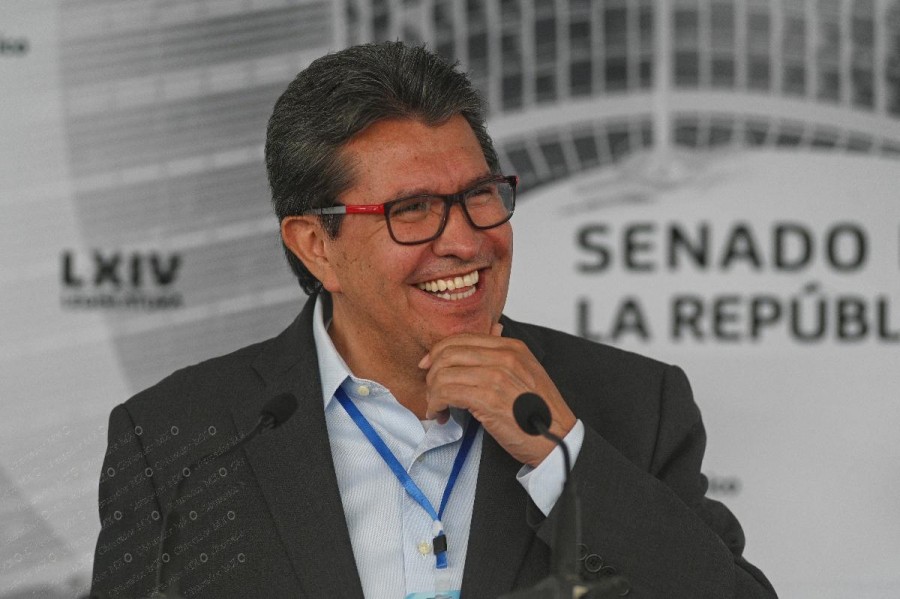 Monreal defiende iniciativa para regular redes sociales