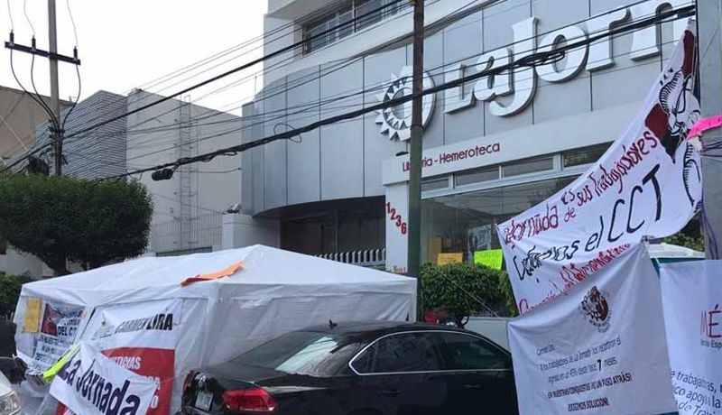 Quitan las banderas rojinegras en La Jornada; seguirán las negociaciones
