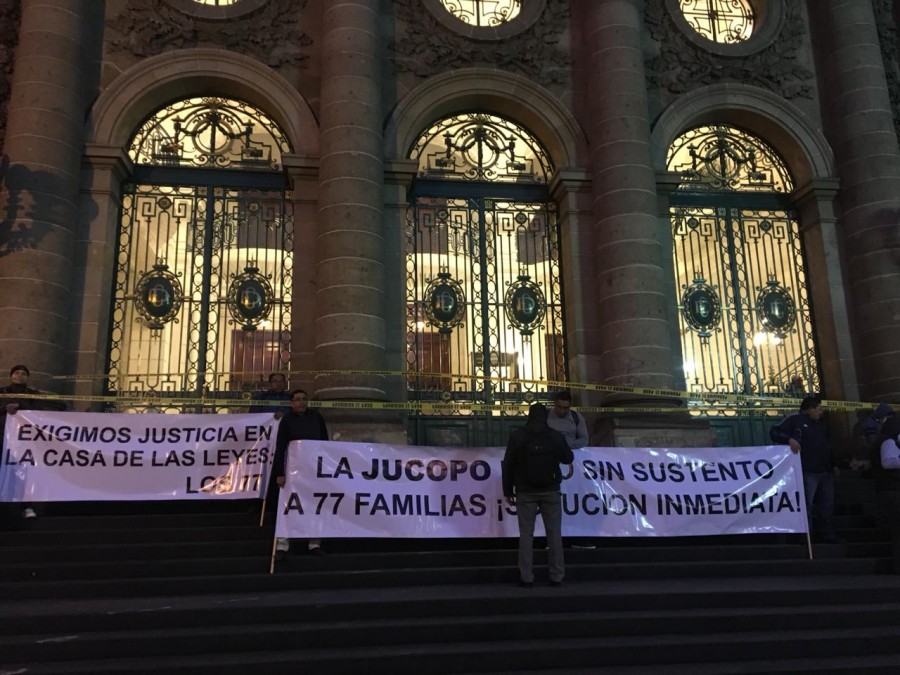 Trabajadores de base despedidos toman Congreso de la CDMX