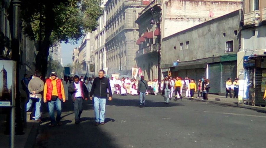 Se dirige contingente a Zócalo Capitalino