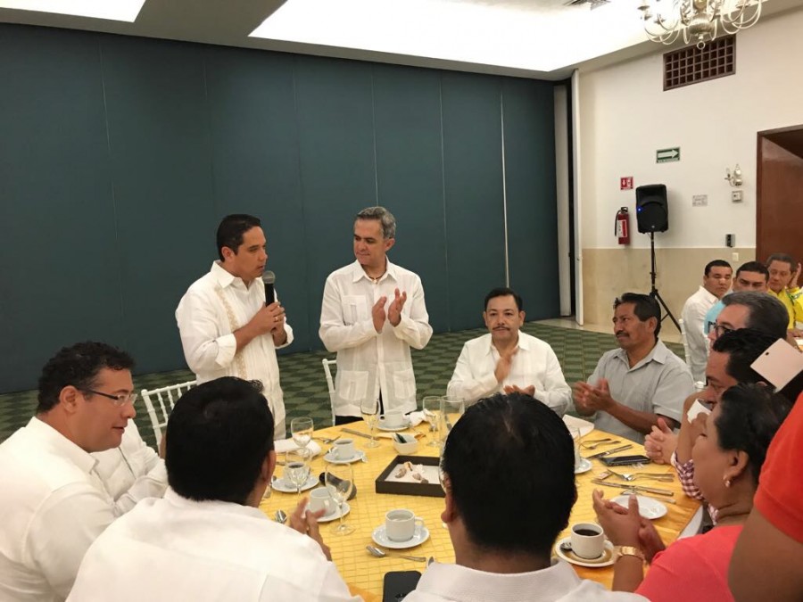 Mancera impulsa programas de la CDMX en Acapulco
