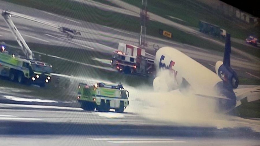 Explota ala de un avión de FedEx en aeropuerto de Miami