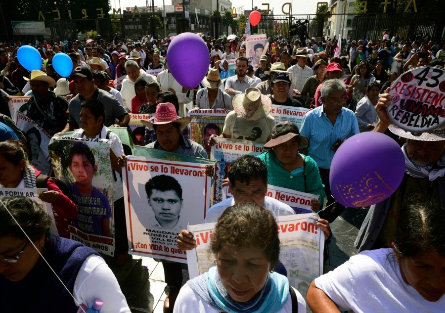 Marchan por los 43 de Ayotzinapa a 28 meses de la desaparición