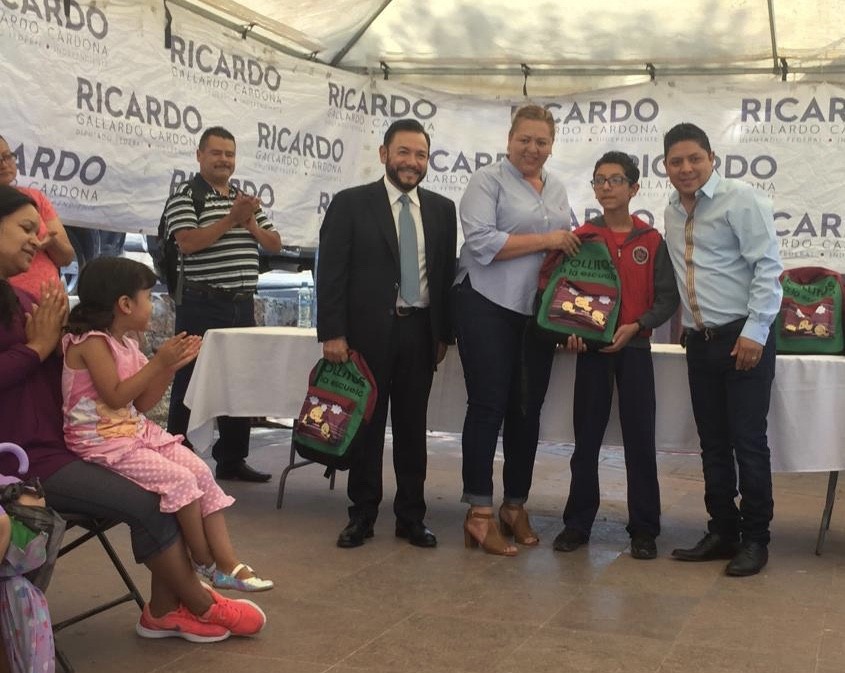 Entregan útiles escolares en San Luis Potosí para el regreso a clases