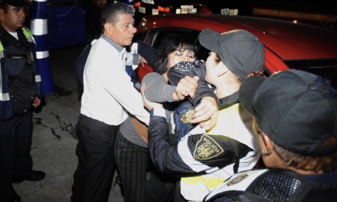 Supuesta diputada intenta morder a policía para evadir alcoholímetro