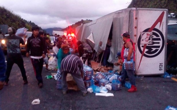 Roban víveres para damnificados de Oaxaca tras volcadura de tráiler