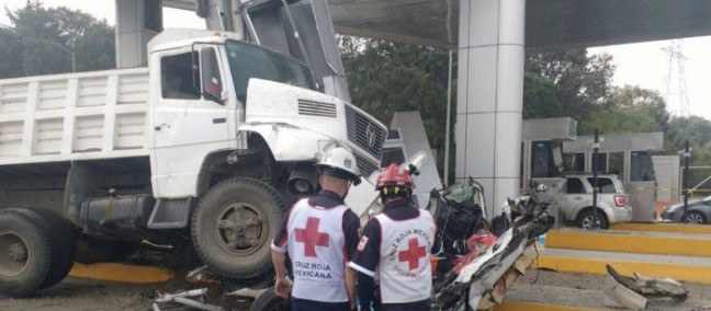 Cuatro muertos tras impacto de camión contra autos y caseta en la Lerma-La Marquesa