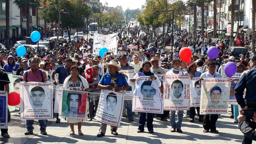 Marchan los padres de los 43 normalistas a la Basílica de Guadalupe