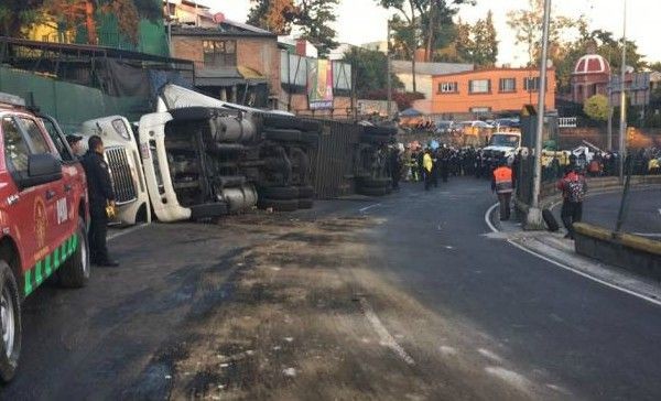 Segunda volcadura de tráiler en Viaducto Tlalpan